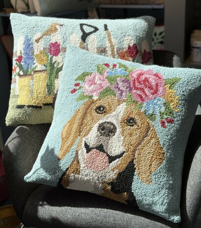 Hand-knotted cushion with Beagle and floral print - 50x50