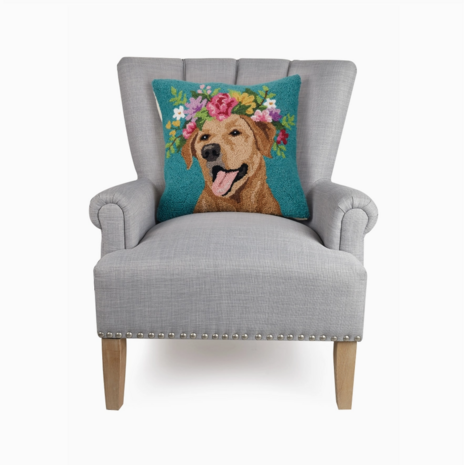 Handgeknoopt kussen met labrador en bloemen print 